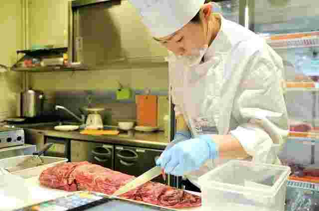 カット場でお肉を切っているところ