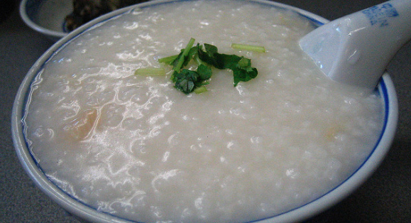 美味しそうなプレーンなお粥