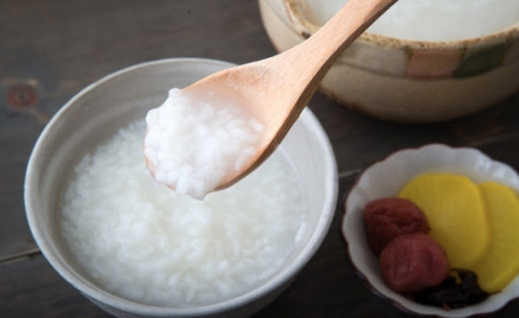 お粥と漬物や梅干し