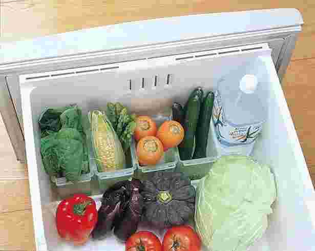 キャベツや人参が入った冷蔵庫の野菜室