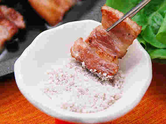 焼肉ダイエットでは、焼肉に塩を付ける