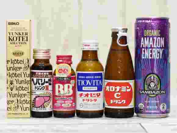 複数の種類の栄養ドリンクを並べている様子