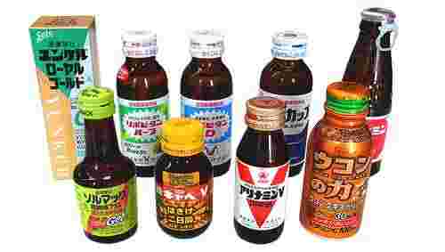 複数の栄養ドリンクを並べている様子
