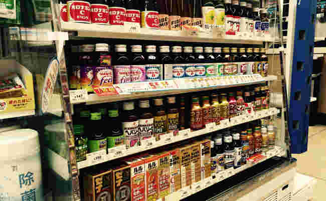 陳列棚に並んだ栄養ドリンク