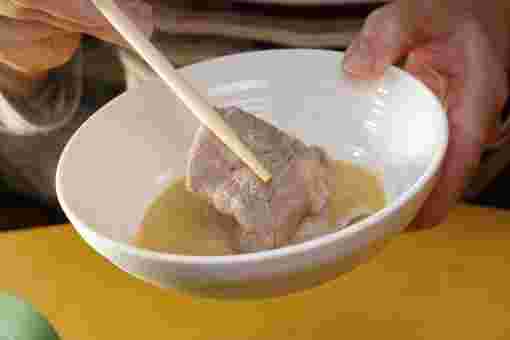 小皿に入ったゴマダレとしゃぶしゃぶ