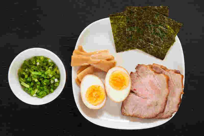 油そばのトッピング