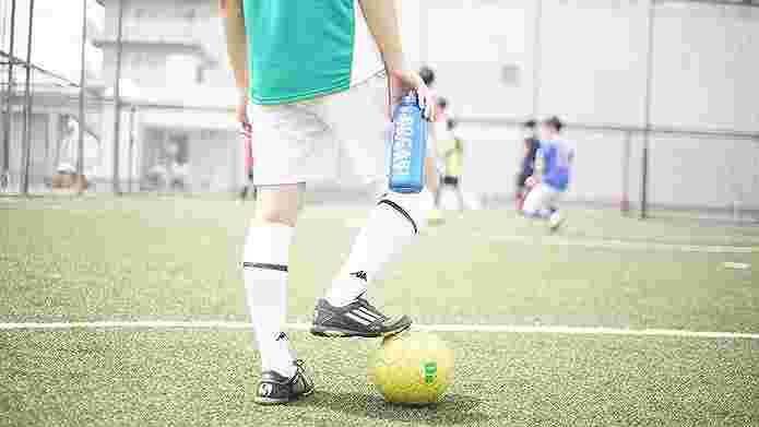 サッカー中にスクイズボトルを持っている人の画像