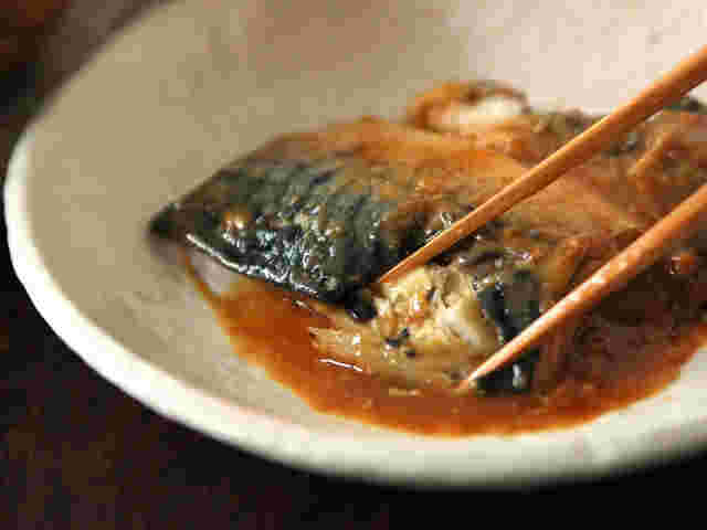 1人前のサバの味噌煮を箸でほぐしているところ