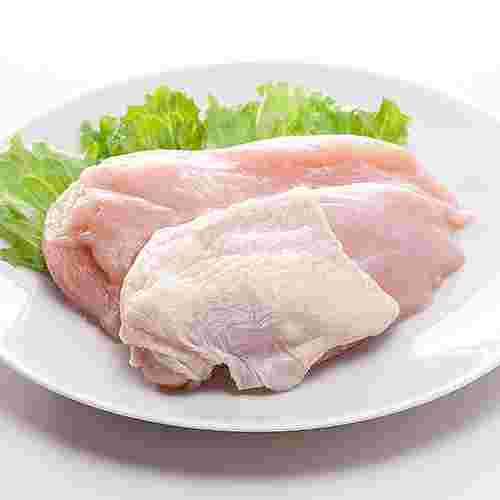 皿にのせられた鶏胸肉