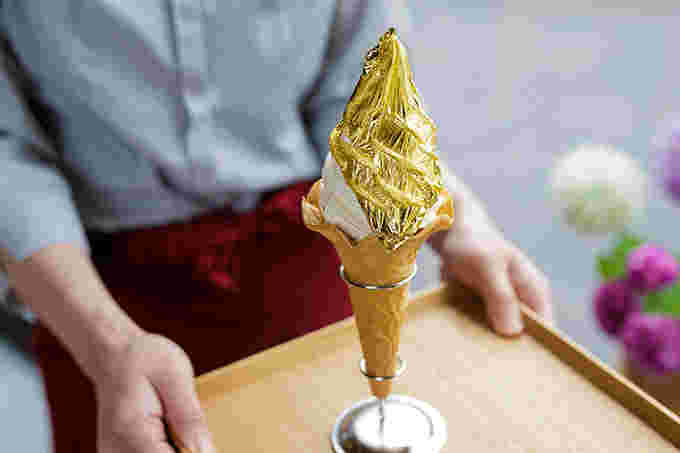 トレーにのった金箔ソフト