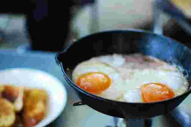 目玉焼きを2つ焼いている様子