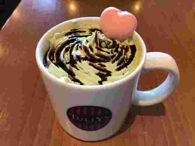 ホットのマカロンピスタチオモカ