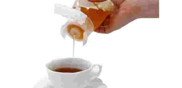 紅茶にはちみつを入れる