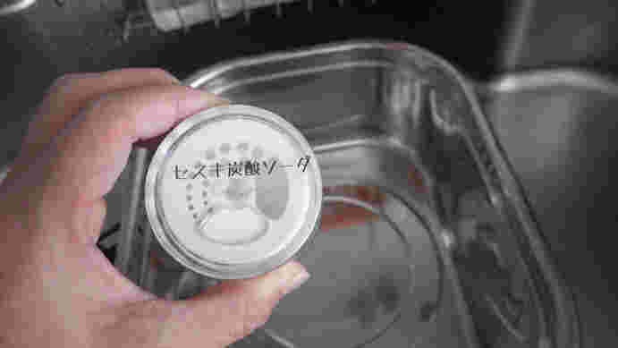 セスキ炭酸ソーダを持った画像