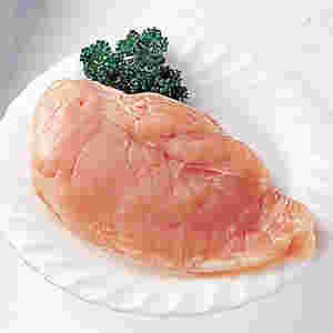 皿にのせられた鶏もも肉