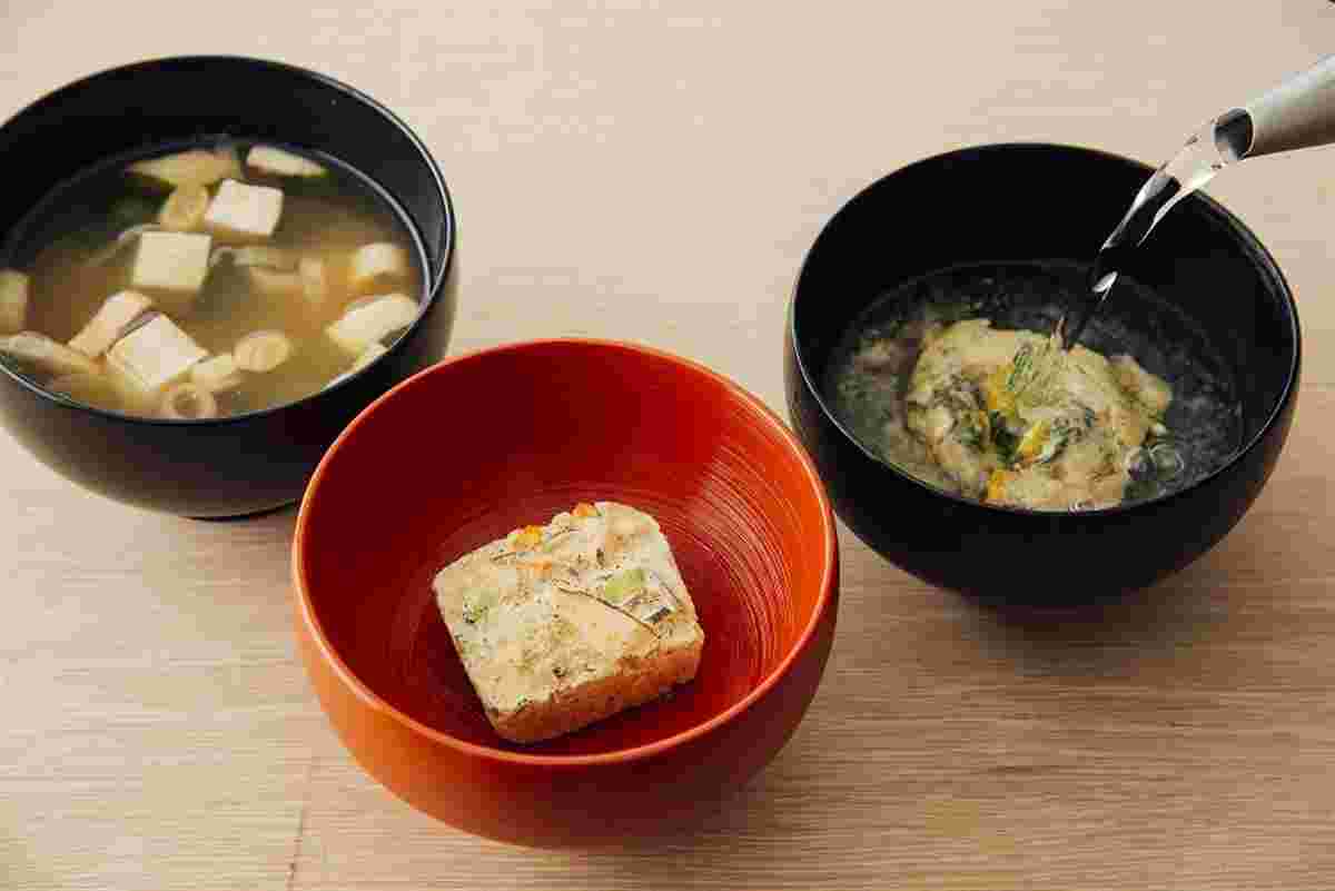 フリーズドライの味噌汁をお湯を注いで作っている様子
