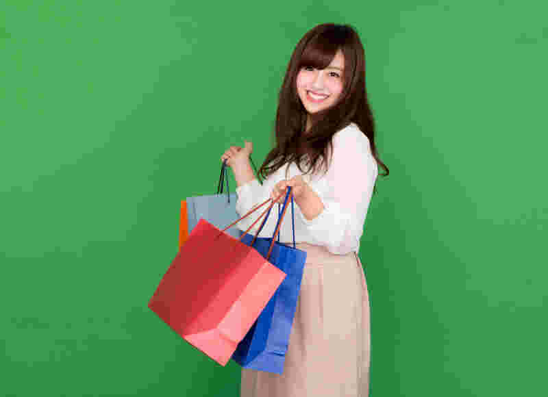 ショッピングをする女性