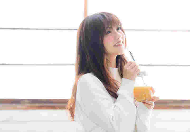 飲み物を飲む女性