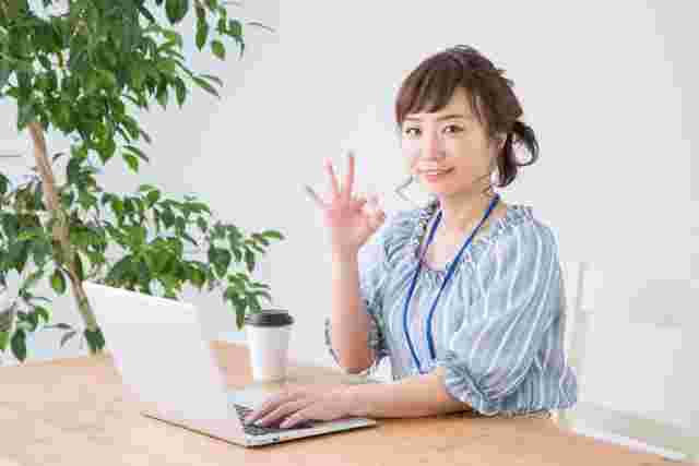 パソコンを操作する女性