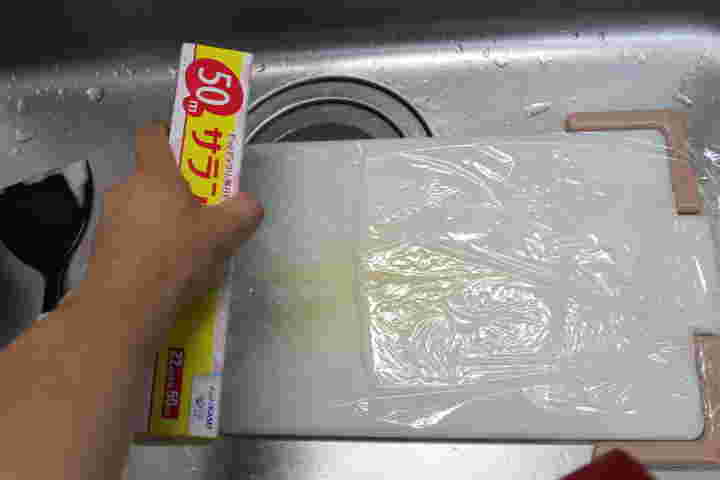 プラスチックまな板のラップがけ漂白