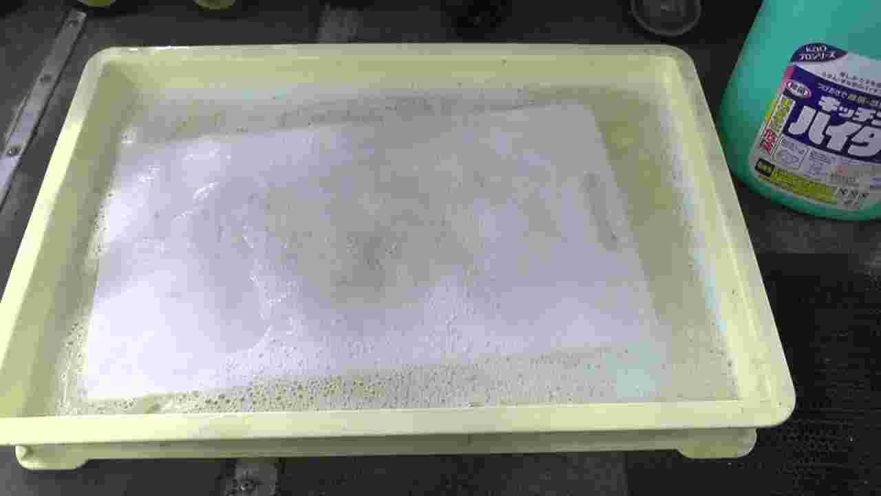 プラスチック製まな板の漂白剤浸け置き