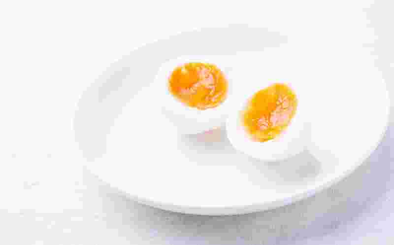 半分に割られた半熟のゆで卵