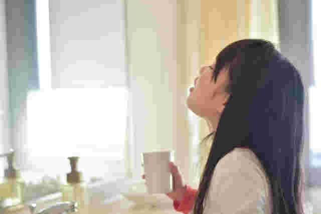 カテキンの入ったお茶でうがいをしている女の子