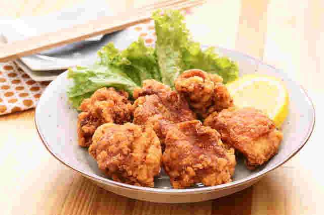 器に盛られた鶏唐揚げ
