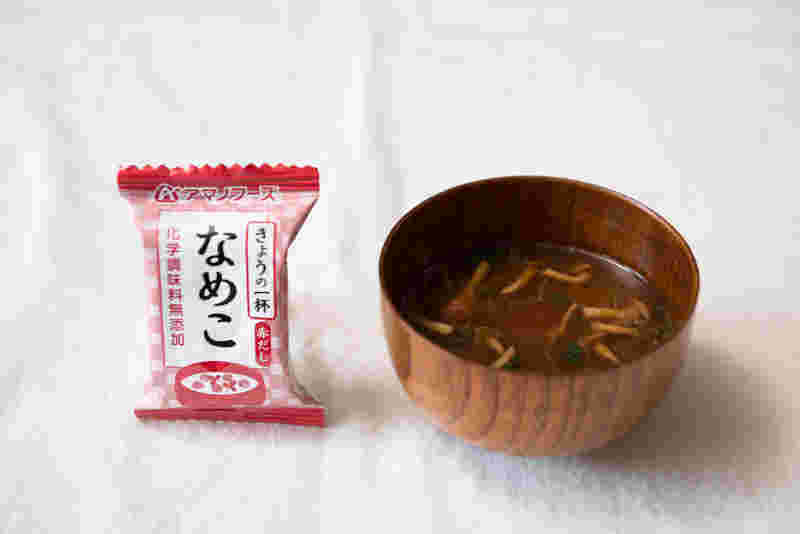 「きょうの一杯 なめこ赤だし」のパッケージとお椀に注いだ味噌汁