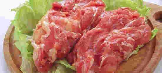 鶏肉で棒棒鶏の下ごしらえ