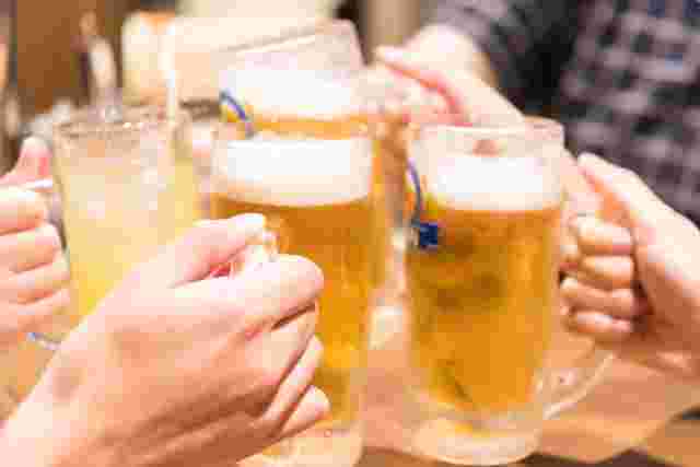 ビールで乾杯している様子