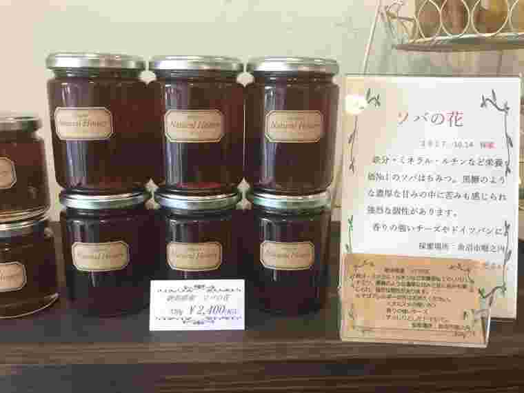 店内のそばはちみつのディスプレイ