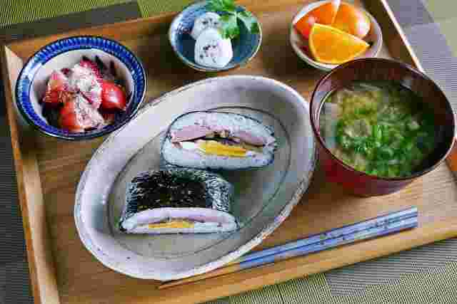 おにぎらずが主役の食卓