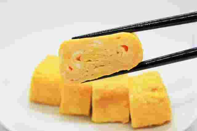 卵焼きを箸で持っている様子