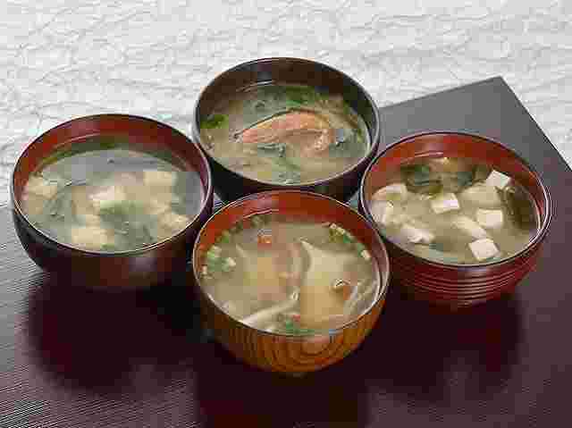 4種類のお椀に注がれた味噌汁