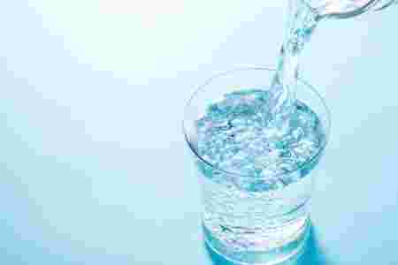 コップに水を注いでいる様子