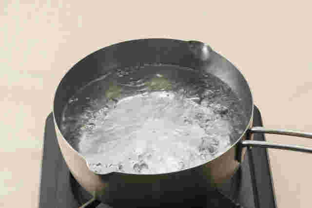 鍋でお湯が沸騰している様子