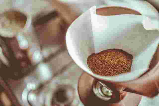 ペーパーにコーヒーの粉が入っている