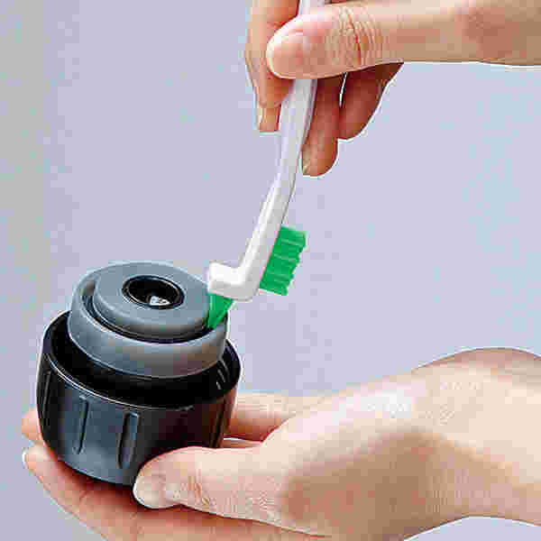 細かい箇所も楽々掃除できる水筒のミニブラシ