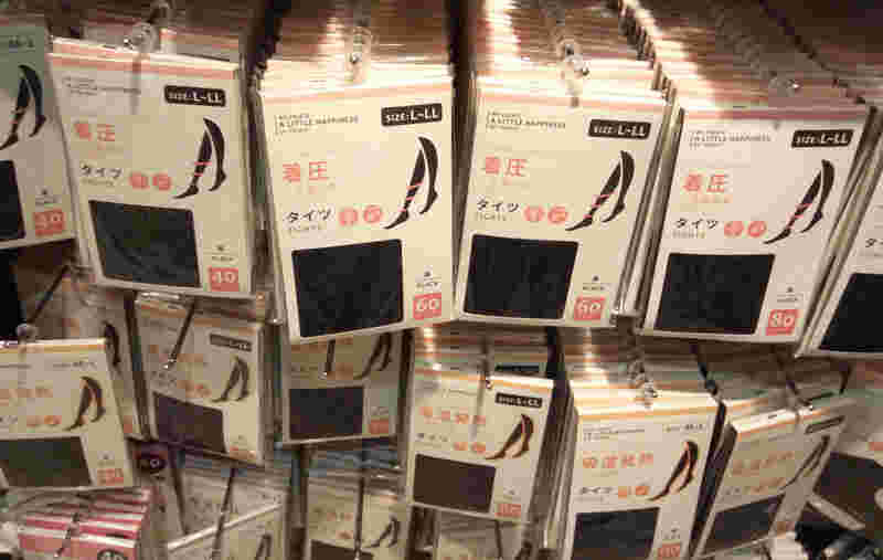 スリーコインズのタイツコーナー