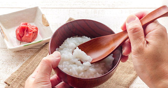 お粥をゆっくり食べる様子