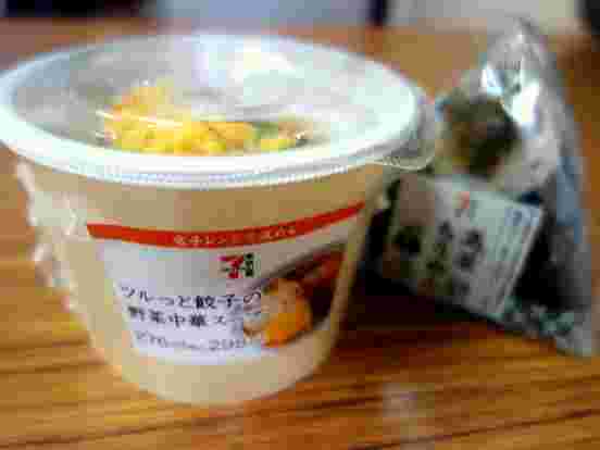セブンイレブンのおにぎりとスープのイメージ