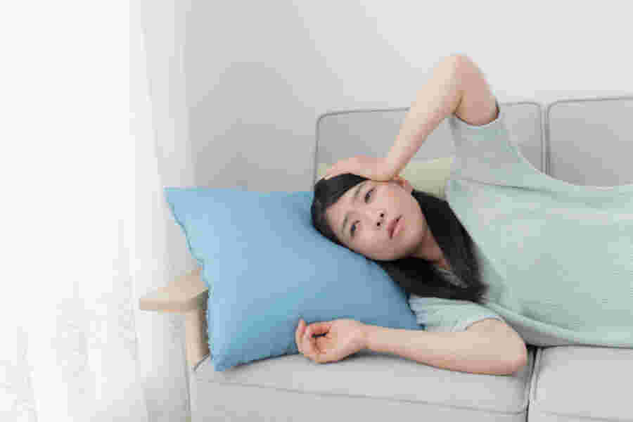 ソファーに横になる女性