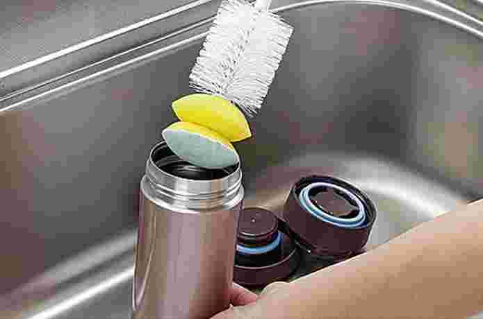 ステンレスボトルの水筒のパーツを取ってスポンジで洗う