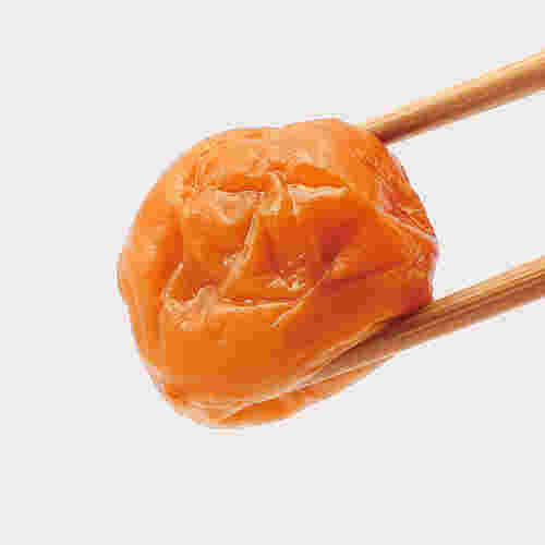 梅干しを箸でつまんでいる様子