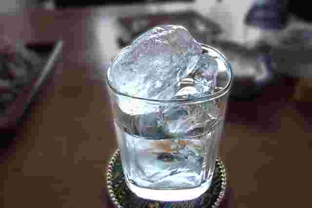 透明なお酒の画像