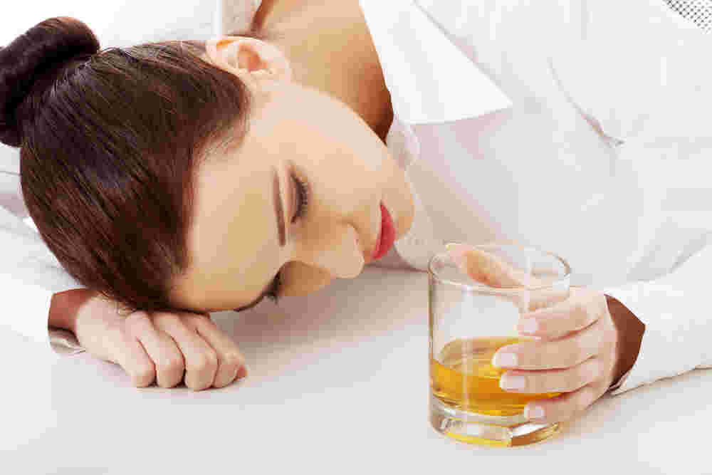 びーるを片手に眠る女性の様子