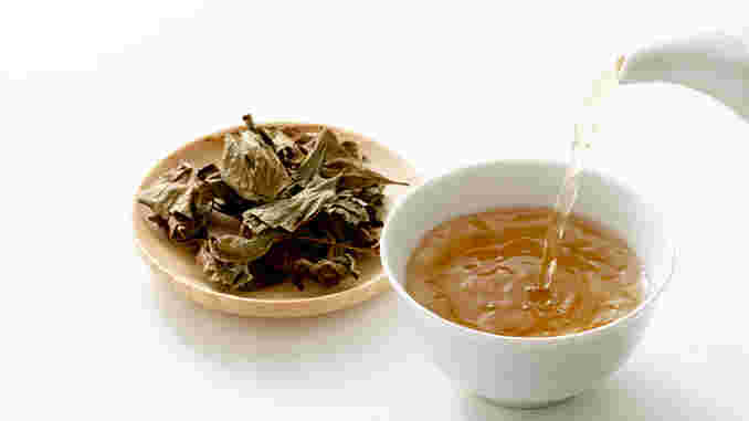 どくだみの乾燥葉とカップに入ったどくだみ茶