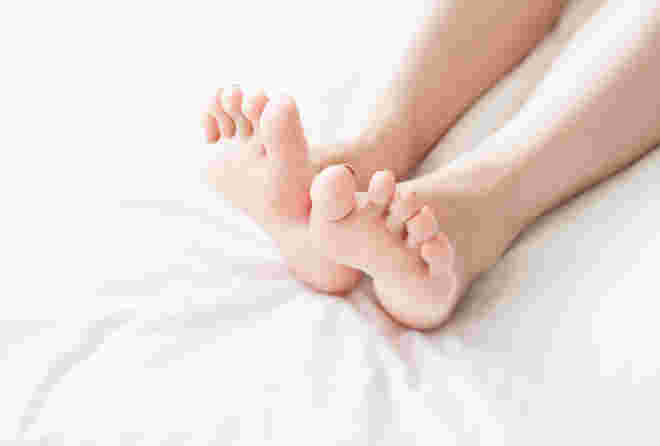 女性の膝から下の様子