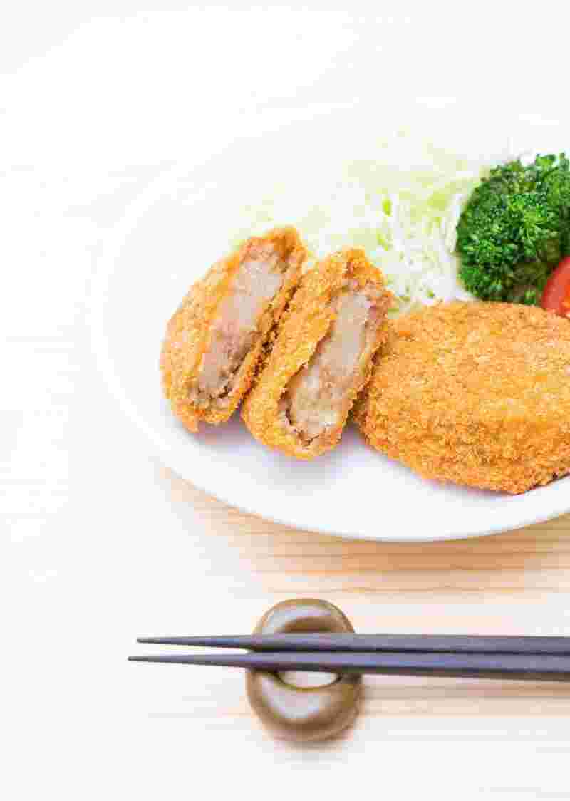 箸をつける前の美味しそうなコロッケ